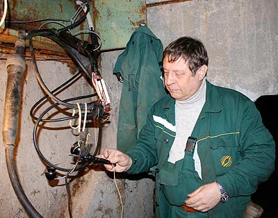 Специалисты СЗТ работают над восстановлением кабеля в одном из подвалов жилого дома в Невском районе